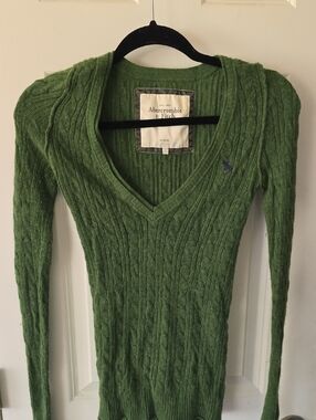 Abercrombie & Fitch Women's Green Cable V-Neck Slim Sweater- Size X-Small